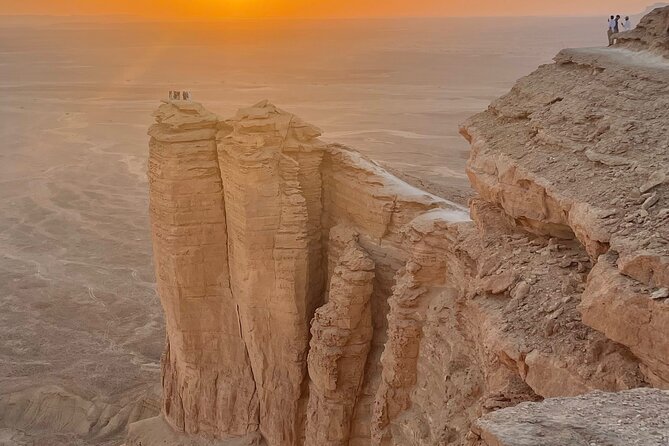 Explore Edge of The World in a Private Trip with Saudi Dinner - From Riyadh to the old village of Sadus