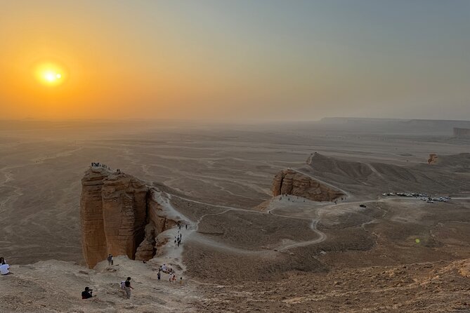 Explore Edge of The World in a Private Trip with Saudi Dinner - Standing at the Edge of the World