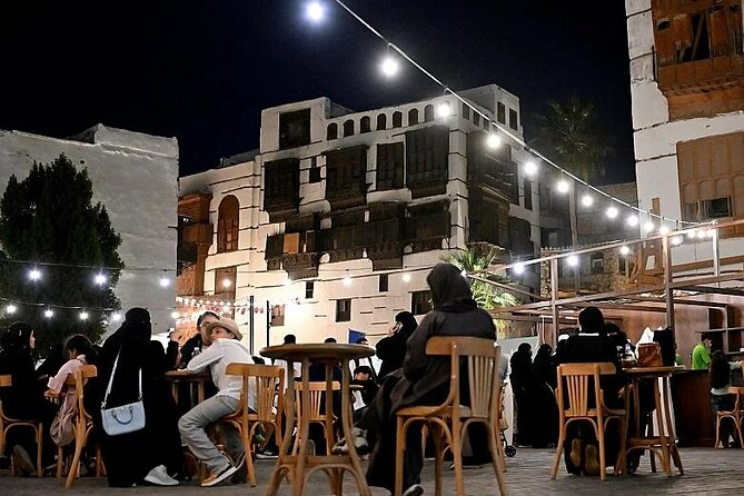 Guided Tour in Jeddah by local woman - Shops, studios, and small local encounters