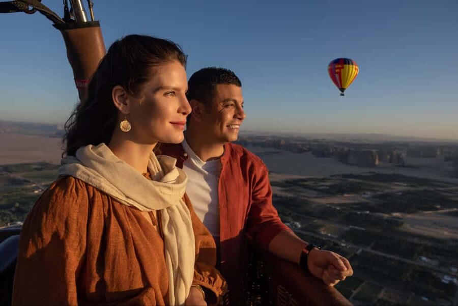 Hegra Al Ula: Sunrise Hot Air Balloon Flight - Why Hegra looks different from a balloon basket