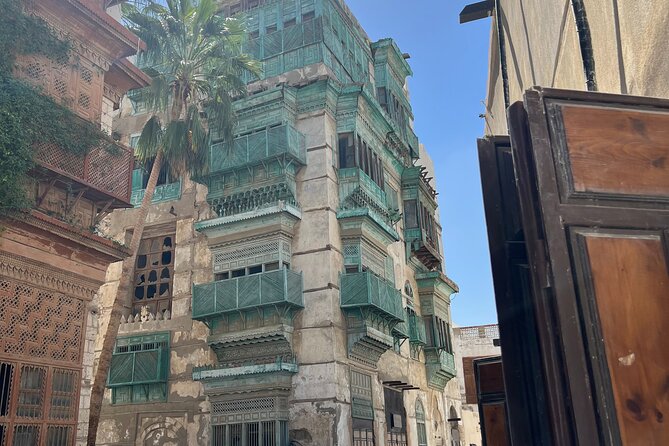 Historical & Heritage Tour in Jeddah Al Balad - What the guide adds to the experience