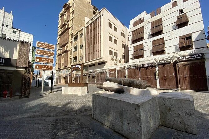 Historical & Heritage Tour in Jeddah Al Balad - Walking through Al Balad’s old buildings