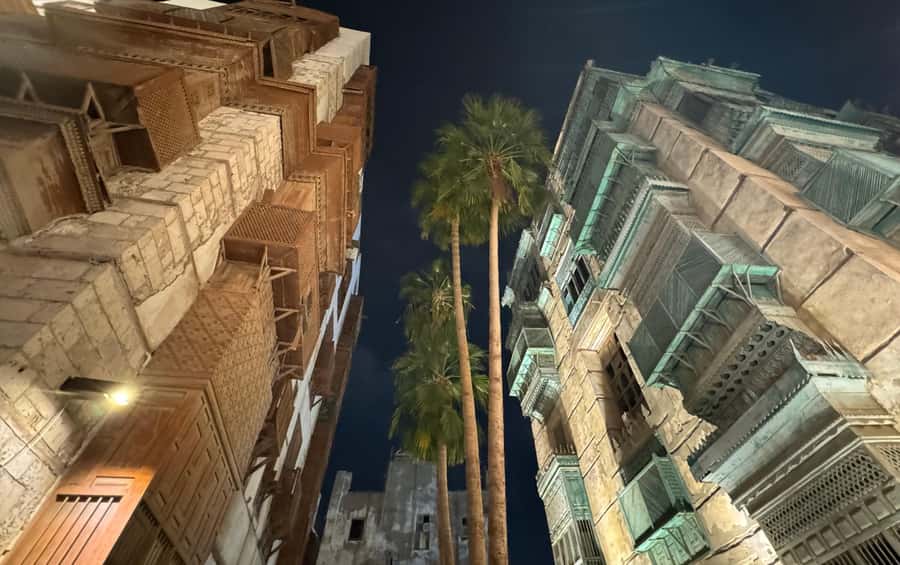 Jeddah: Al-Balad Old Town Historical City Guided Tour - Entering Al-Balad through its narrow lanes