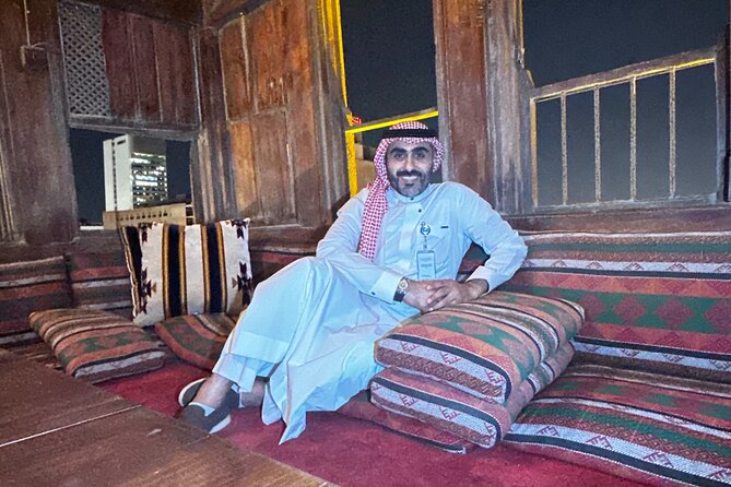 Jeddah Heritage Tour Unveiling History and Culture - The souq: gold, clothing, food, and ordinary activity