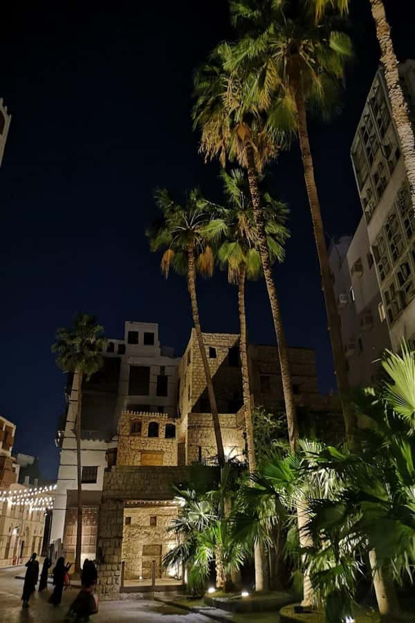 Jeddah: Historic District Tour by a Local licensed Guide - Shafei Mosque and the first historic details