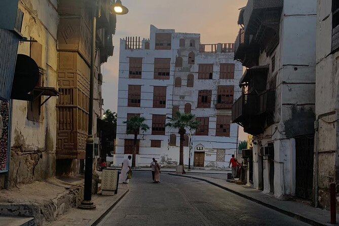 Jeddah historical Walking Tour AL-Bald - Reading the tower houses and coral walls