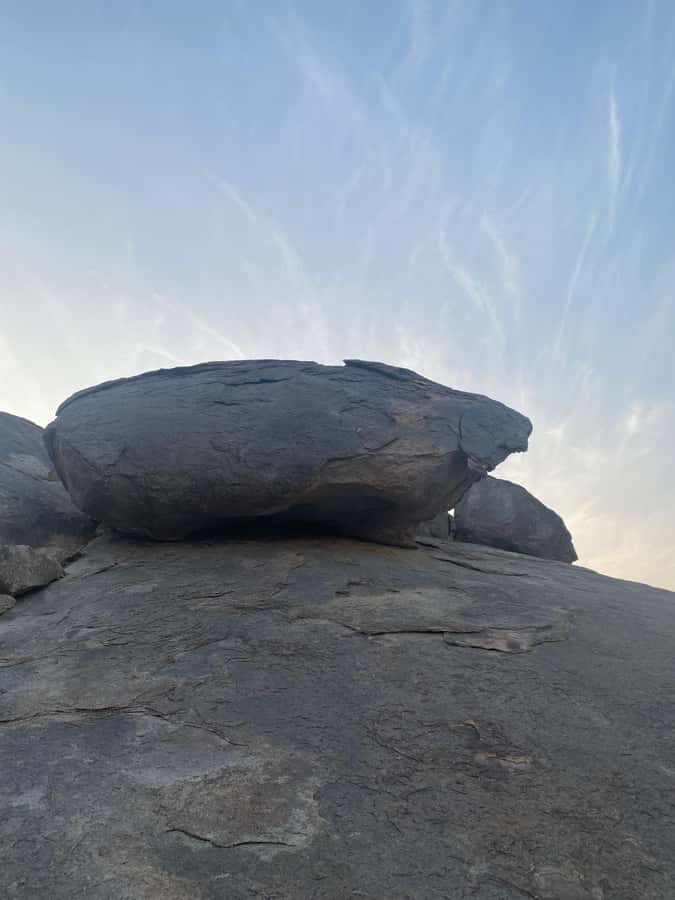 Jeddah: Moon Mountain Guided Hiking Tour with Snacks - Rock formations and wide views