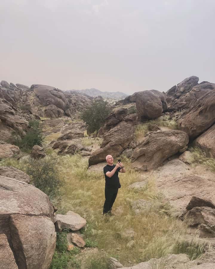 Jeddah: Moon Mountain Guided Hiking Tour with Snacks - Coffee, tea, dates, and a fire-side pause