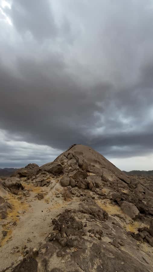 Jeddah: Moon Mountain Guided Hiking Tour with Snacks - Who should book this hike?