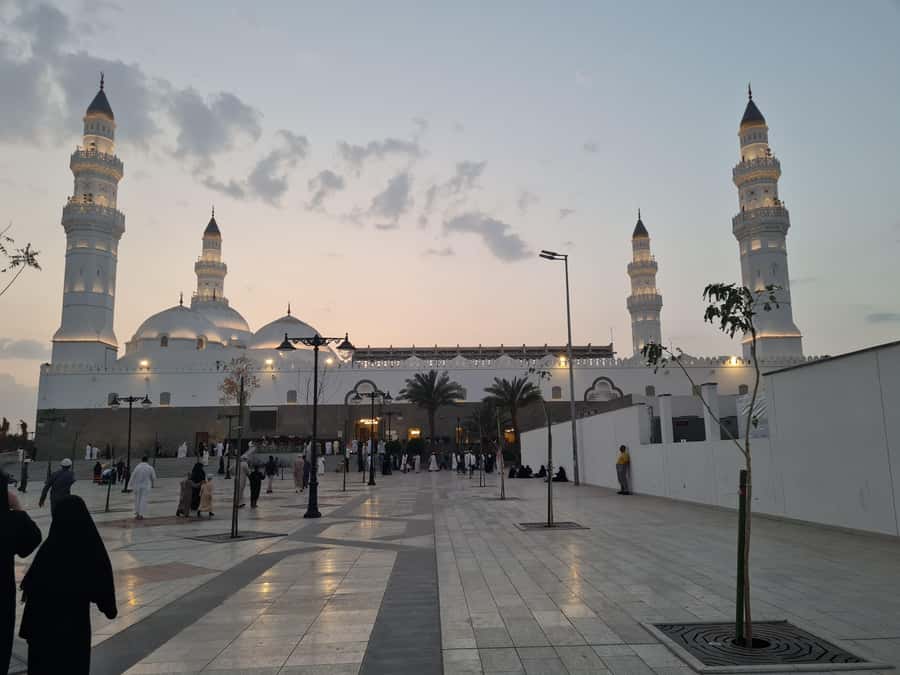 Madina: Guided Tour of the City's Historical Sights - Reading the story of Uhud at Mount Uhud