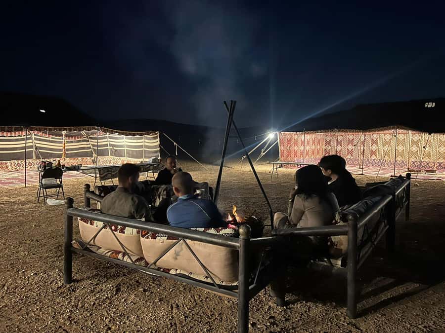 Riyadh: Edge Of The World and Bats Cave Tour by 4x4 - Guides, communication, and group size