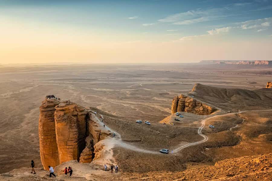 Riyadh: Edge Of The World and Bats Cave Tour by 4x4 - The Edge of the World viewpoint