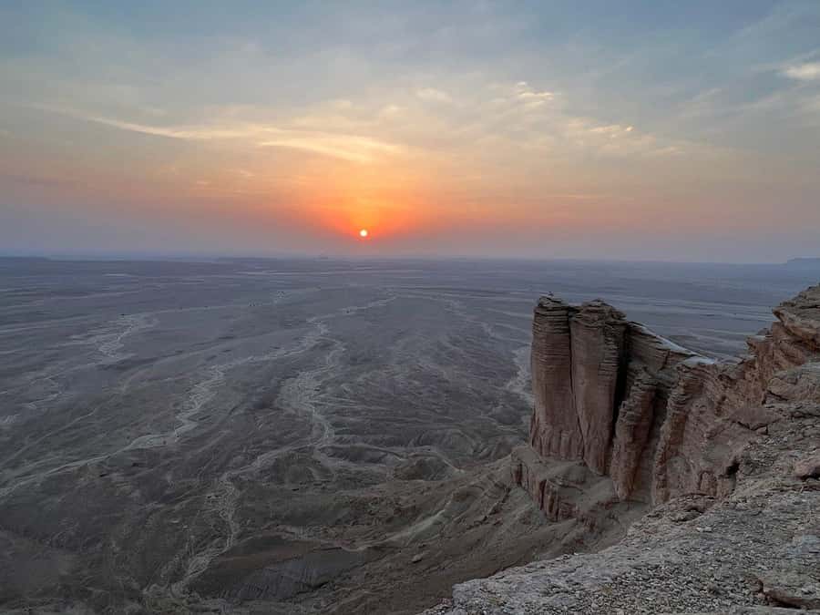 Riyadh: Edge of the World Private Guided Tour with dinner - Walking the Edge of the World
