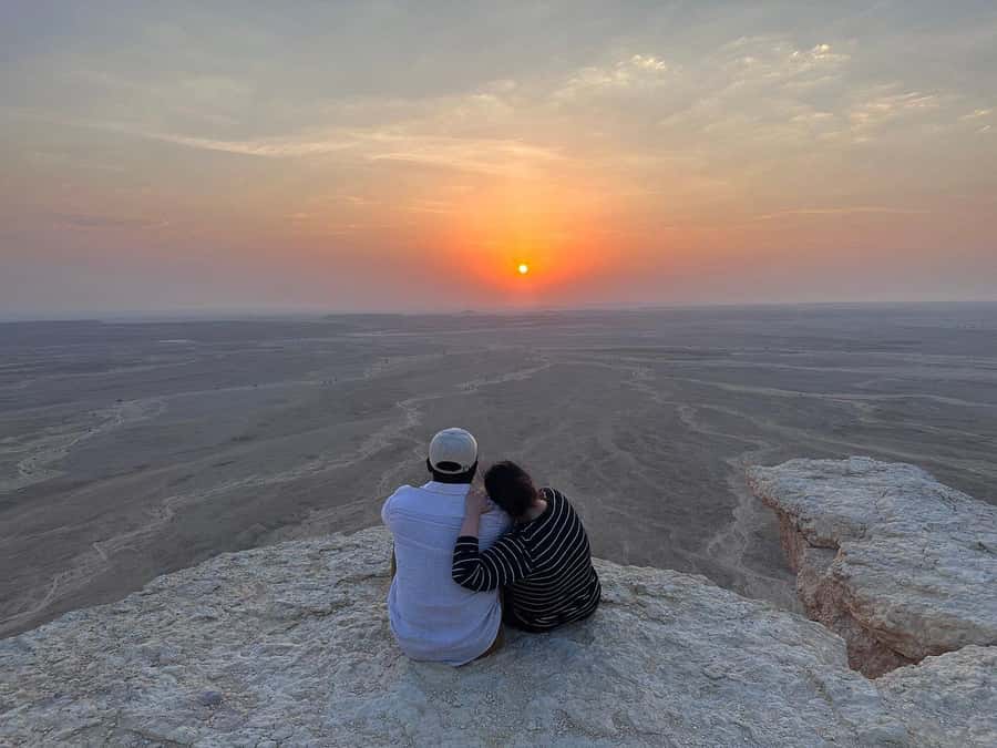 Riyadh: Edge of the World Private Guided Tour with dinner - The Bats Cave and Camel Stop