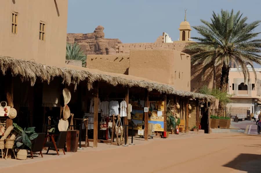Tour AlUla's Old Town - What the guide explains about settlers and pilgrims